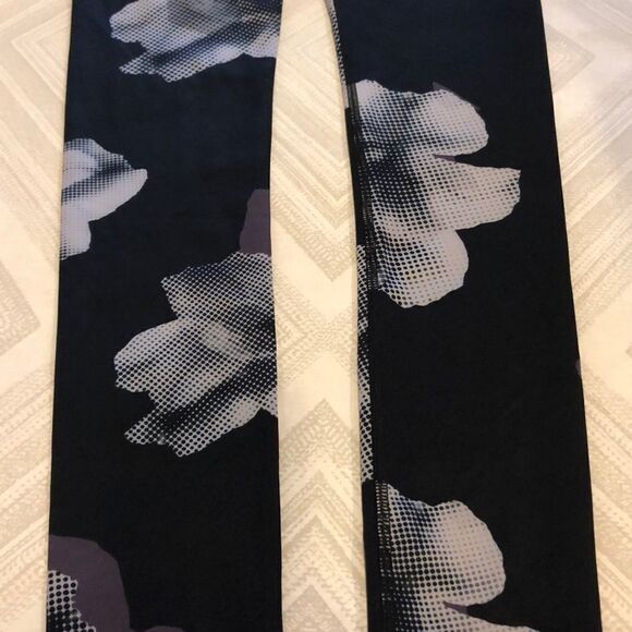 Noli Black Elastic Band Floral Design Leggings - Picture 3 of 6